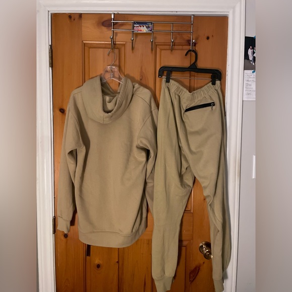 Long sleeve crop top, jumpsuit, pants and tracksuits. - Picture 2 of 12